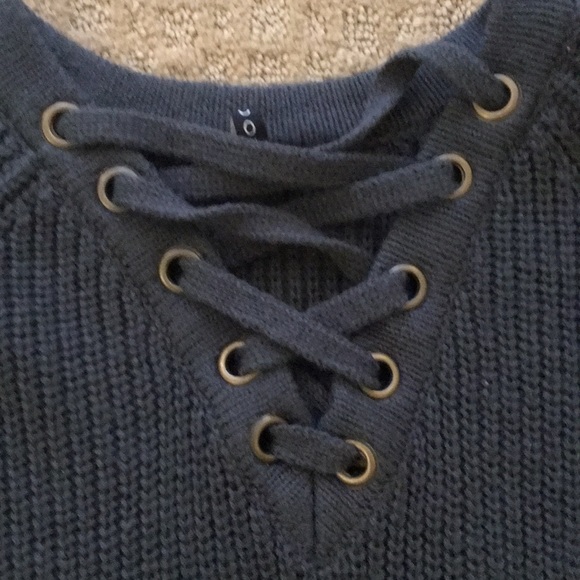 A lace up sweater - Picture 2 of 3